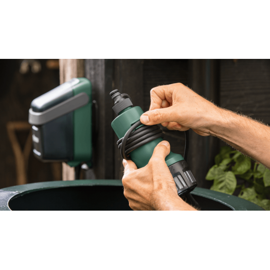 Акумулаторна помпа за дъждовна вода BOSCH GardenPump, 18 V, 2.5 Ah, 2000 л / ч, с батерия и зарядно