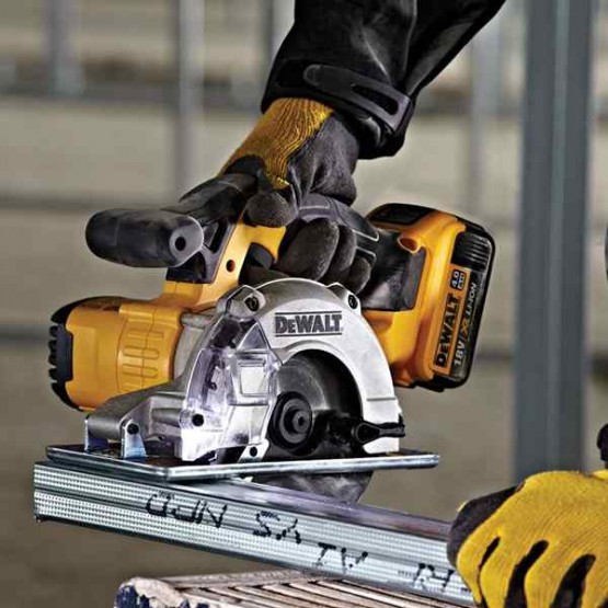 Акумулаторен ръчен циркуляр DEWALT DCS373N, 18 V, ф140 мм, без батерии и зарядно устройство