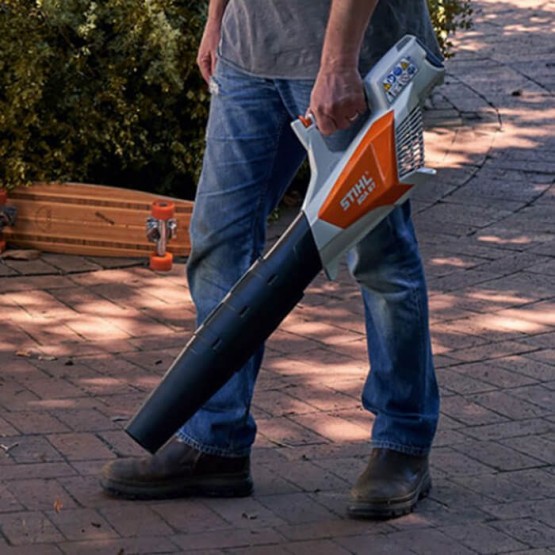 STIHL BGA 57 Акумулаторен листосъбирач с 2 батерия и зарядно устройство 36 V 198 км/ч (45232000016)