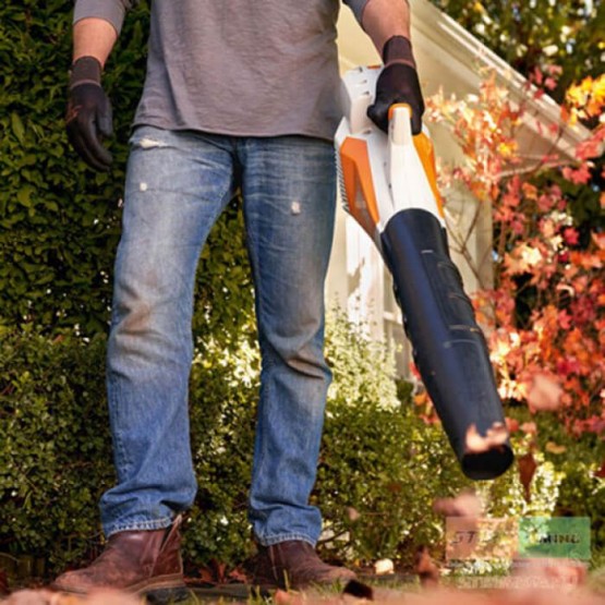 STIHL BGA 57 Акумулаторен листосъбирач без батерии и зарядно устройство 36 V 198 км/ч (45230115964)